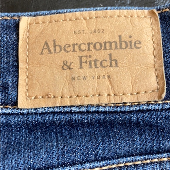 Short shorts - Picture 3 of 5